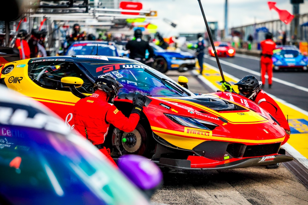 Nicklas Nielsen sendt ud af kampen i kaotisk Nürburgring-løb.
(Foto: SRO Motorsports Group)